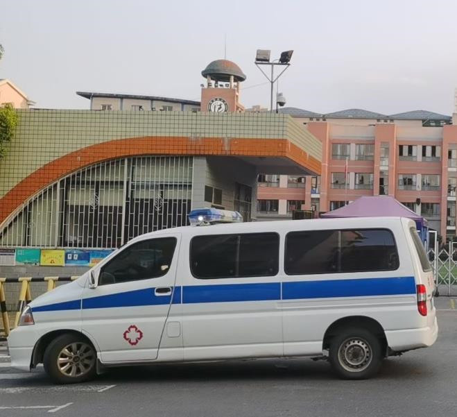 镜湖救护车出租护送骨折病人一公里多少钱